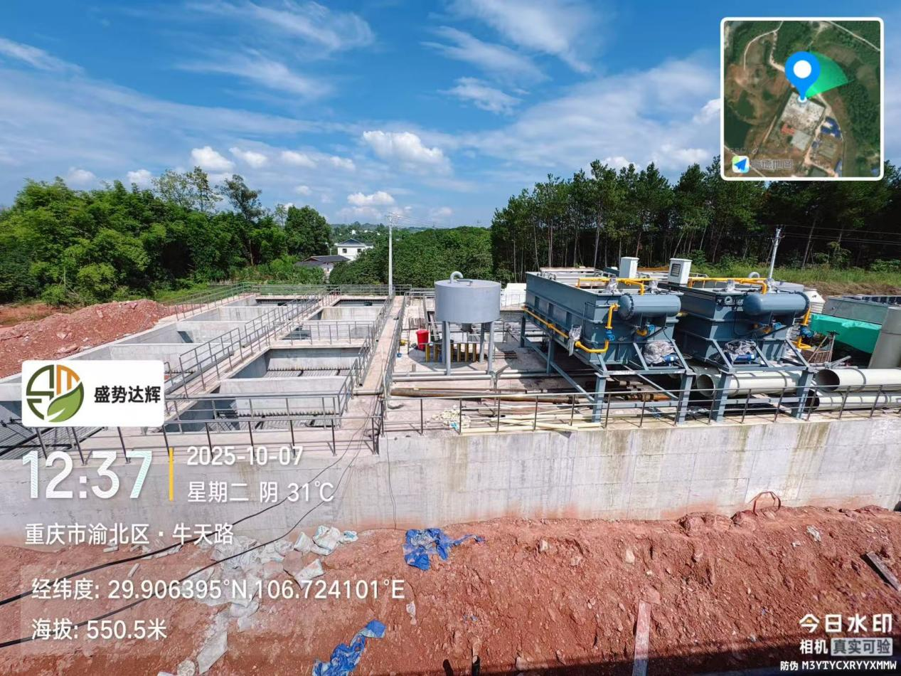  举国同庆，阖家欢乐。当大多数人沉浸在团聚和休闲的时光中，有这样一群人，他们与废气废水为伴，与设备故障赛跑，用专业与担当守护着这片绿水的宁静。

图片